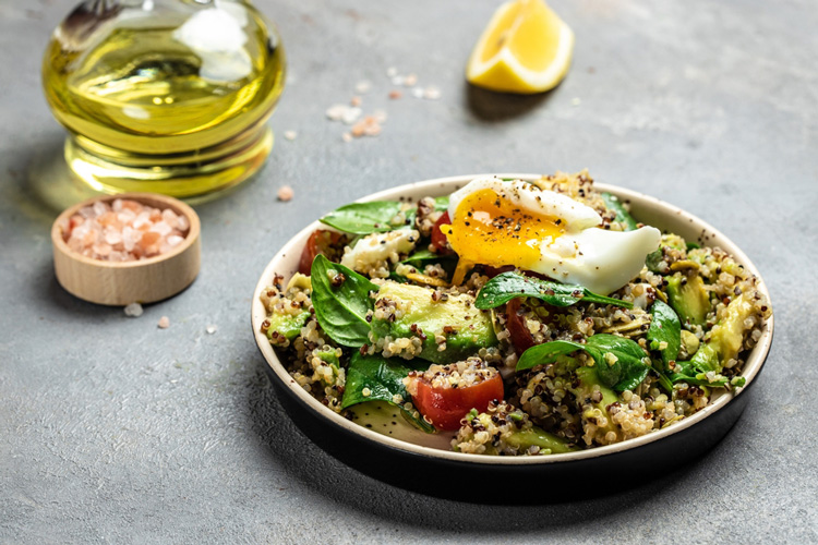 komosa ryżowa quinoa sałatka z jajkiem